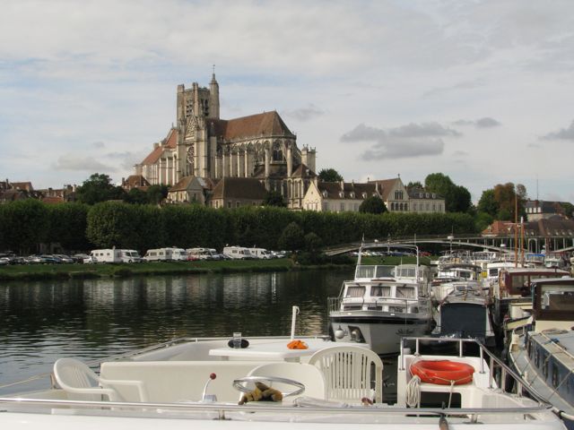 Our mooring spot under Cathédrale St-Étienne