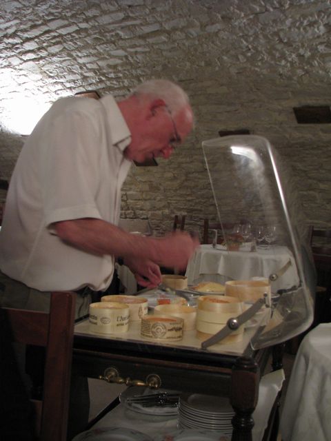 Monsieur avec le charriot de fromages