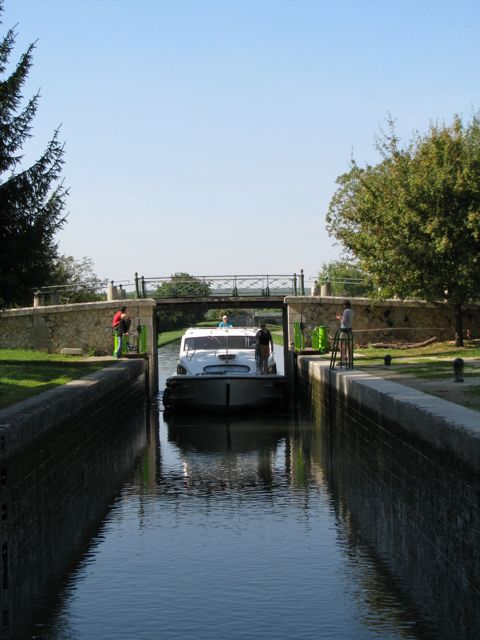 Squeezing through the bridge and lock gate at Ecluse 65