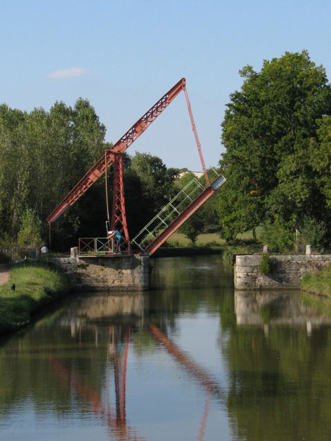 Heather works the pont-levis de l'Arc
