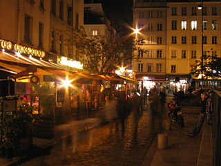 Quai St. Bernard Evening Activity