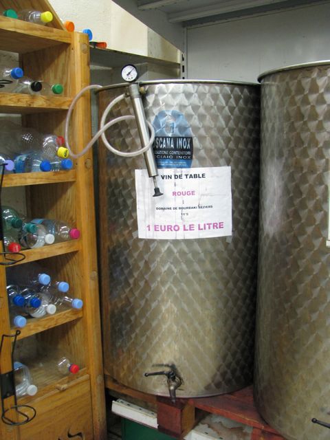 Bulk red wine, 1€ per liter