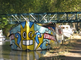 Less-typical barge paint scheme