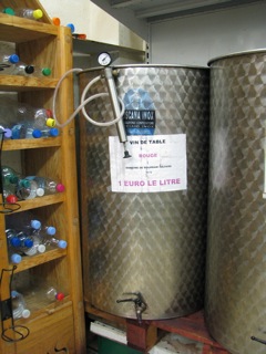 Bulk red wine, 1€ per liter
