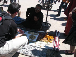 Kent haggling for coins (pic by Jan)